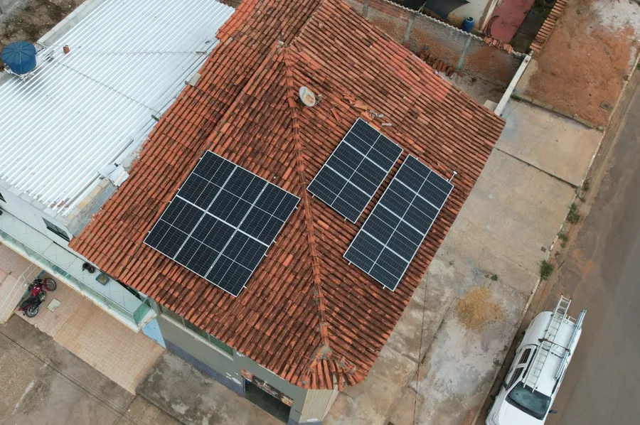 Vista aerea de imovel comercial em Taiobeiras com paineis solares distribuidos em dois telhados