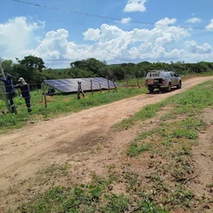 Foto publicada por Wesley Pereira: usina montada no terreno, com a equipe da HASE trabalhando.
