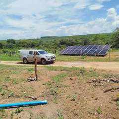 Foto publicada por Wesley Pereira: painéis instalados e a caminhonete da HASE ao lado.