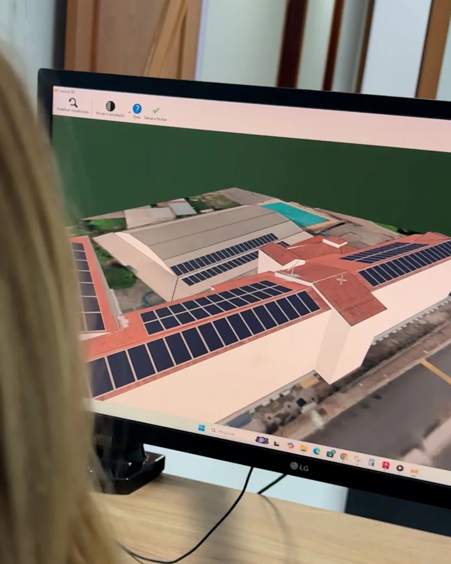 Tela do computador com o projeto tridimensional da usina, mostrando a distribuição dos painéis sobre o telhado.